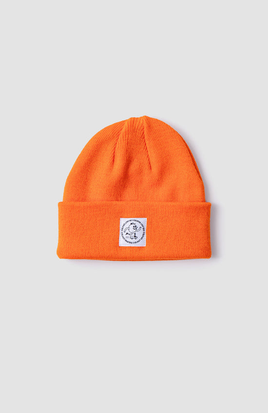 orangene beanie mit weißem Aufnäher auf dem umschlag