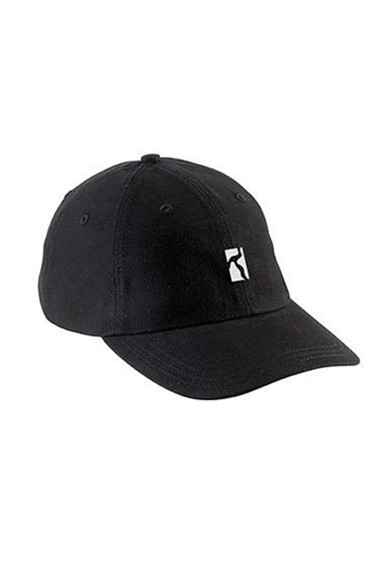 schwarze baseball cap mit gesticktem poetic collective logo in weiß