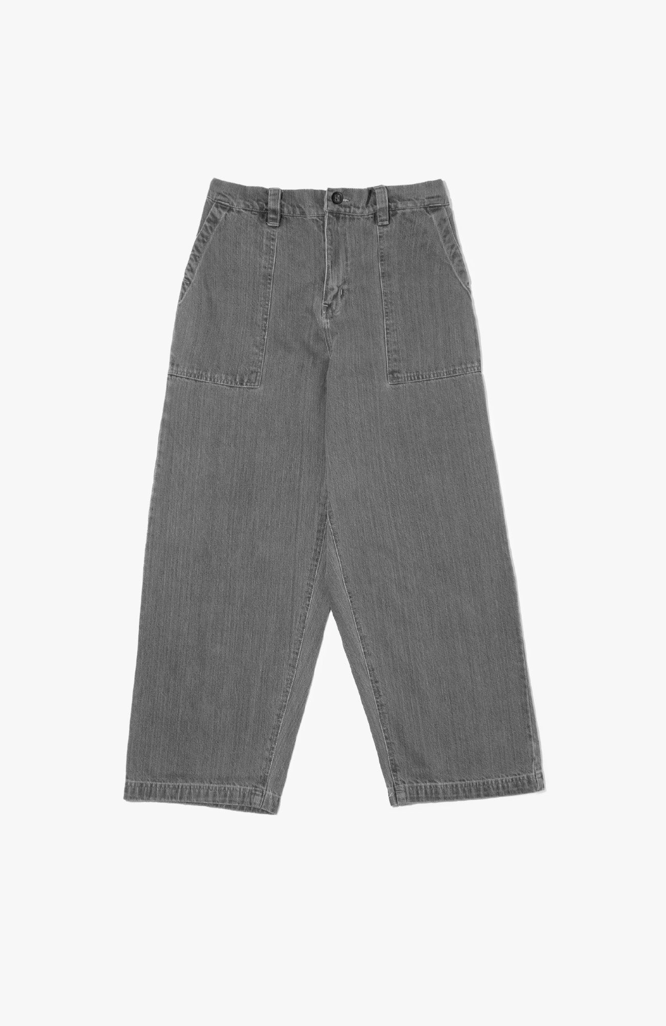 Skate Baggy jeans in grau. auf weißem Hintergrund. mit einem weiten schnitt.