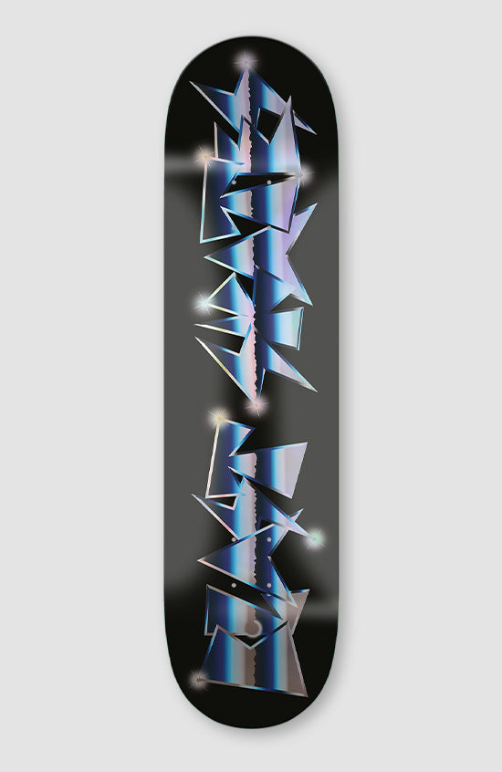 skateboard deck in schwarz mit auffälligem silbernen "BLAST SKATES" schriftzug mit glänzender metal Optik.