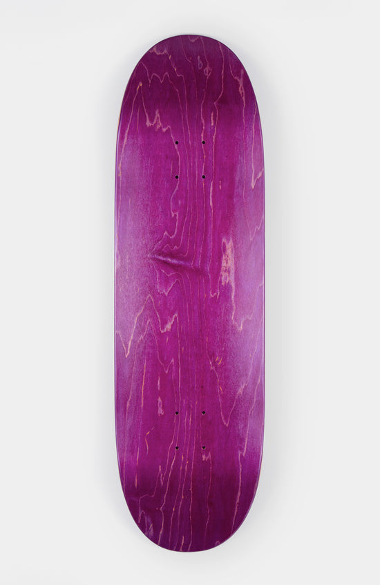 Lila-Pinkes Skateboard deck. Man sieht die Unterseite mit natürlicher Holz-Maserung. Das Deck liegt auf einem weißem Hintergrund 