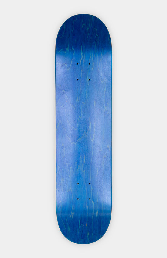 7.75 inch breites Skateboard deck in blau. auf weißem Hintergrund fotografiert. mit natürlicher holz-maserung