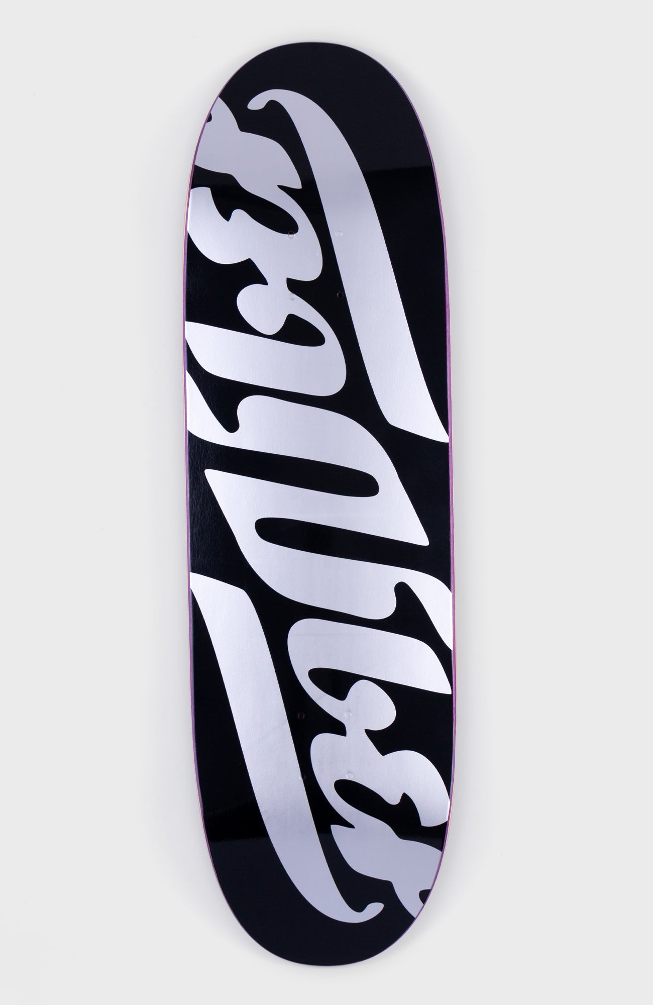 symmetrisches egg shape skateboard deck mit ÜBER skateboards logo in silber auf schwarz. das deck ist auf einem weißem Hintergrund platziert.