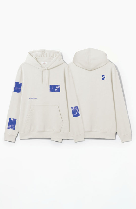 weit geschnittener Hoodie in der Farbe Off-White mit blauen Verzierungen