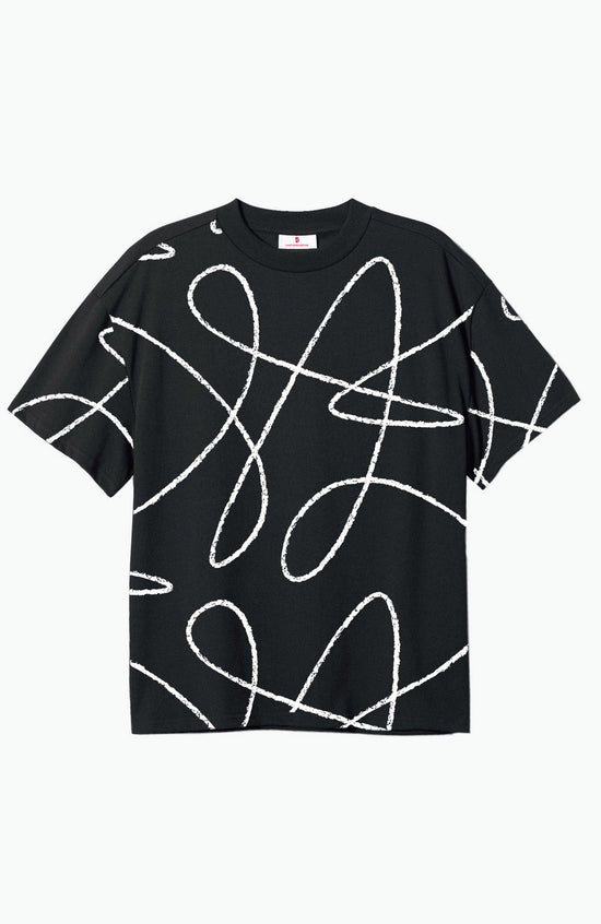 schwarzes t-shirt mit künstlerischem weißem doodle muster. auf weißem Hintergrund fotografiert