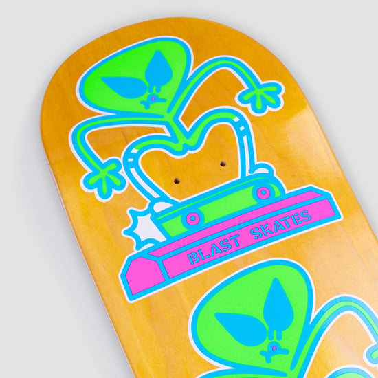 nahaufnahme von dem oberen teil eines Skateboard Deck. das Deck hat als design aliens abgebildet die skateboar fahren. der hintergrund vom skateboar Dist gelb. der hintergrund vom Bild ist weiß