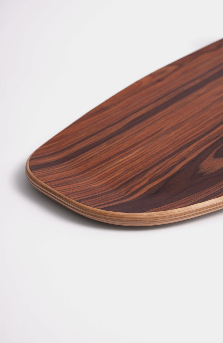 Nahaufnahme von dem tail eines balance boards mit holz-Maserung