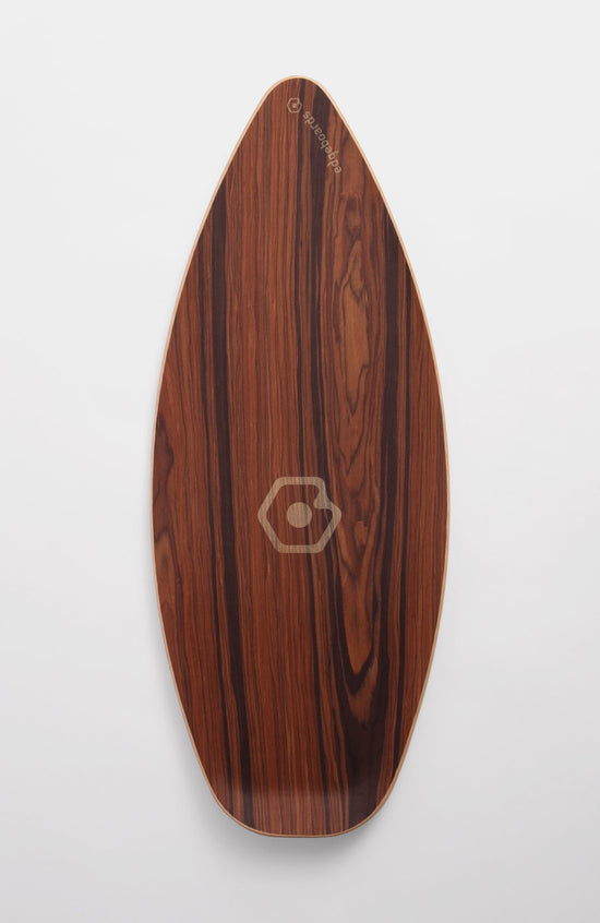 Produktphoto von einem balance board. zentriert, von oben fotografiert auf weißem Hintergrund. die Oberseite des boards hat eine rot-braune holz-maserung  und ein logo genau in der Mitte 