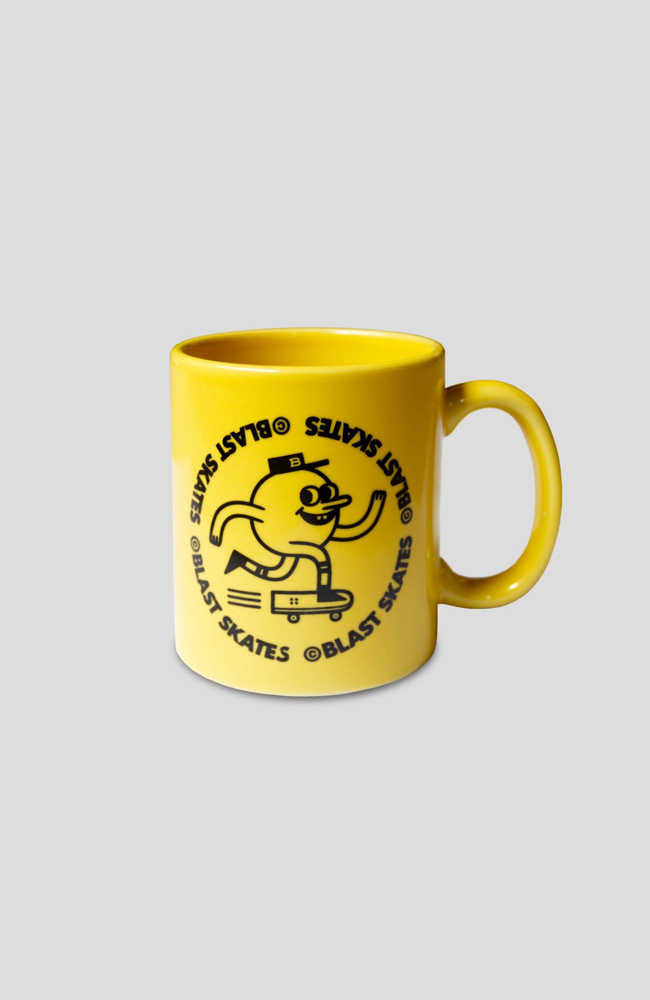 gelbe tasse mit schwarzem blast skates logo 