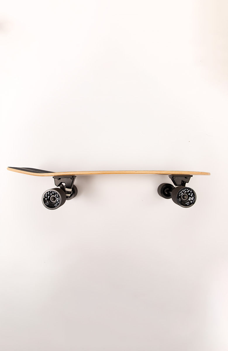 Surf-Skateboard, seitlich abgebildet ist