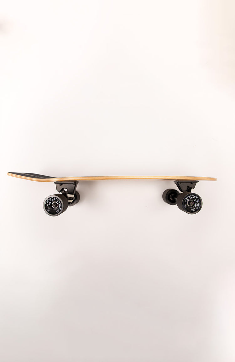 Surf-Skateboard, seitlich abgebildet ist