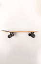 Surf-Skateboard, seitlich abgebildet ist