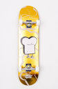 goldenes skateboard mit einem illustriertem weißem Toastbrot abgebildet. design von Stefan marx