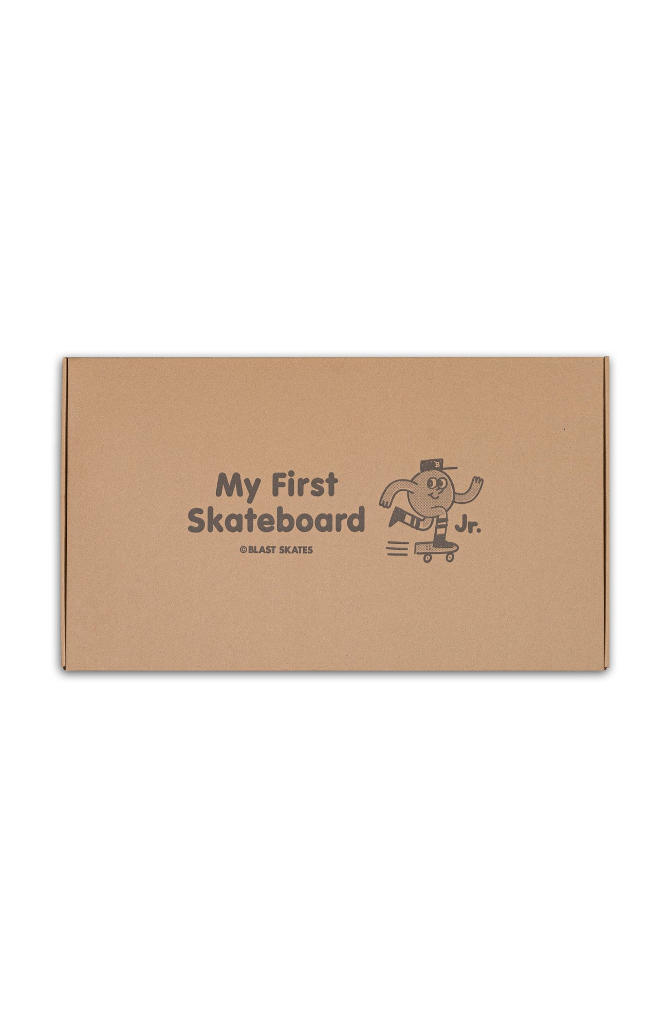 Karton mit "My first Skateboard" Aufdruck und dem "Blast Skates Jr"-Maskottchen. der Karton liegt in der Mitte des Bildes, auf einem weißem hintergrund.
