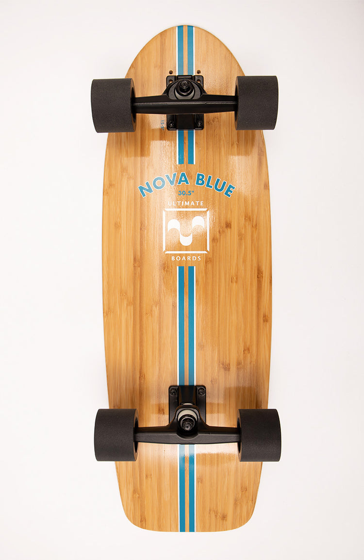 surf skat board mit schwarzen rollen und schwarzen Achsen. das deck hat eine holz Musterung und 2 blaue streifen